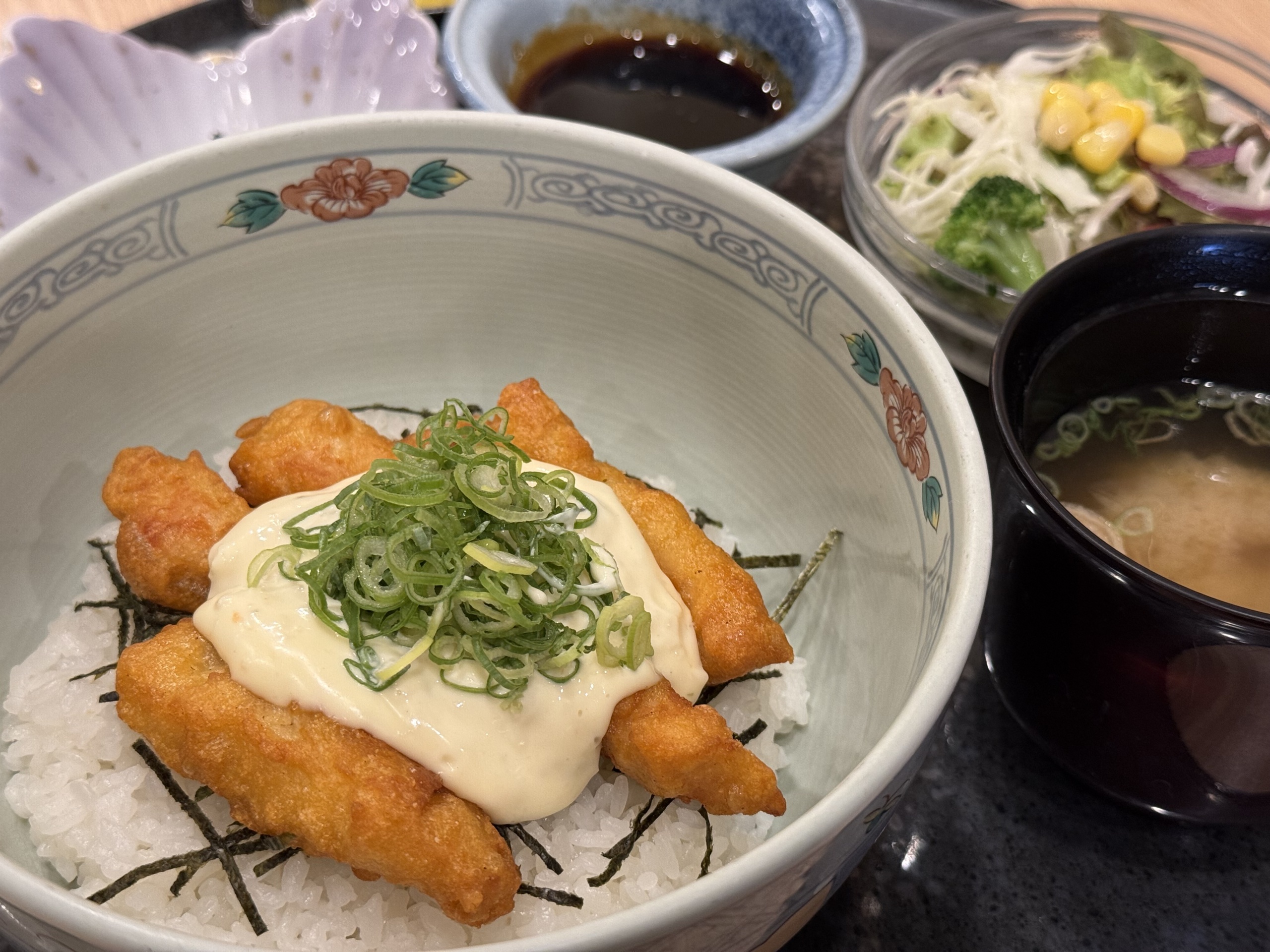 週替わりメニュー『 タル鶏天丼セット 』 | 湧くわく天然温泉 ラピスパ ~鳥取県米子市の100%かけ流し天然温泉~