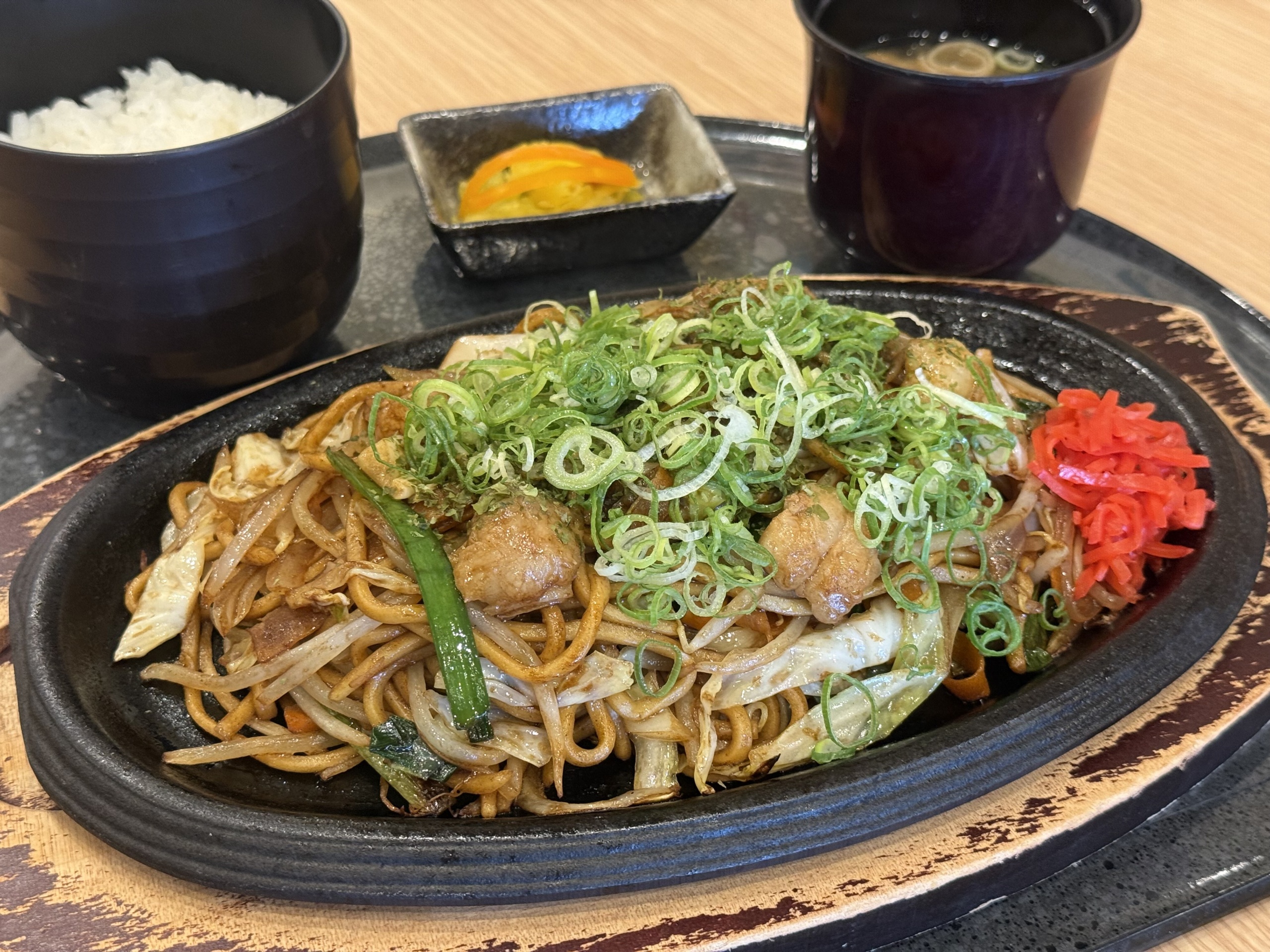 週替わりメニュー『 ホルモン焼きそば定食 』 | 湧くわく天然温泉